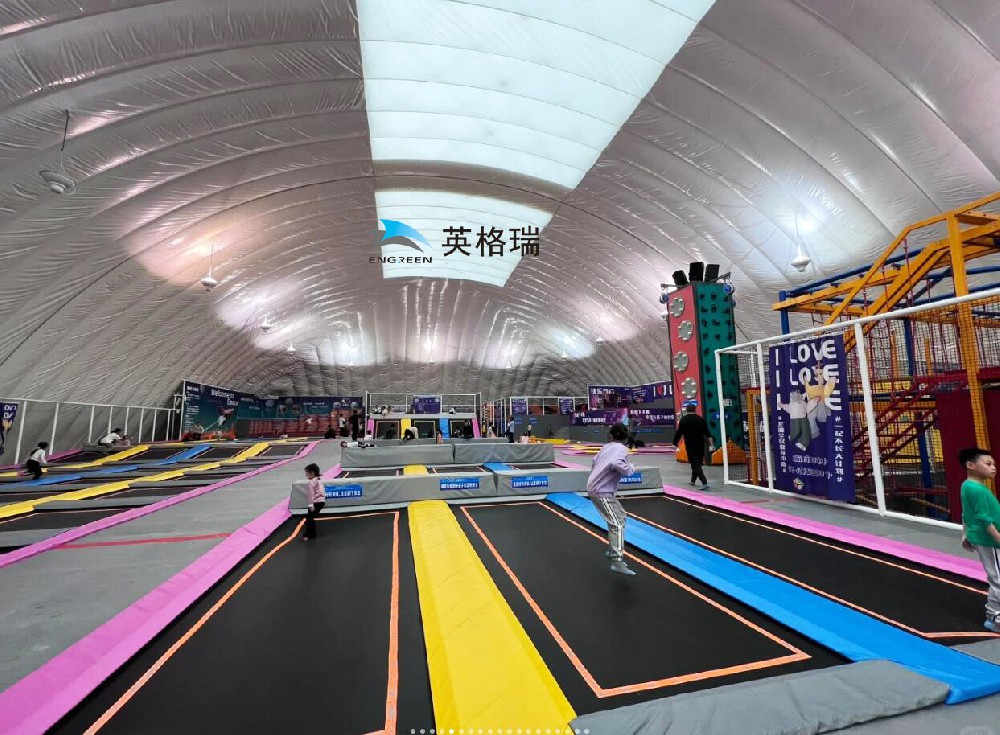 搭建一個氣膜蹦床館，為孩子們營造一個游樂天堂